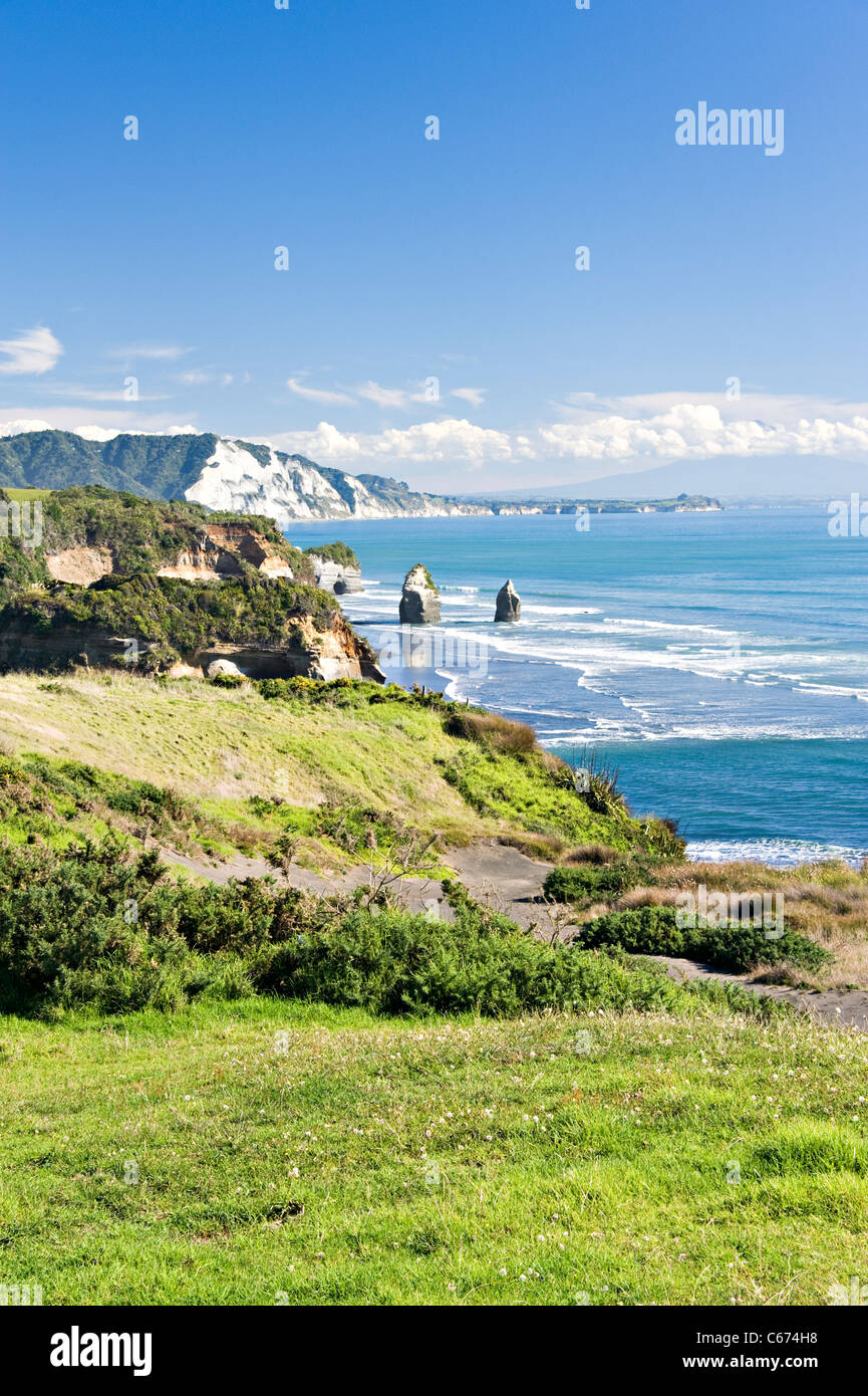 Die schönen weißen Klippen und drei Schwestern Stacks Tasman Sea North Taranaki Bight Tongaporutu Nordinsel Neuseeland NZ Stockfoto