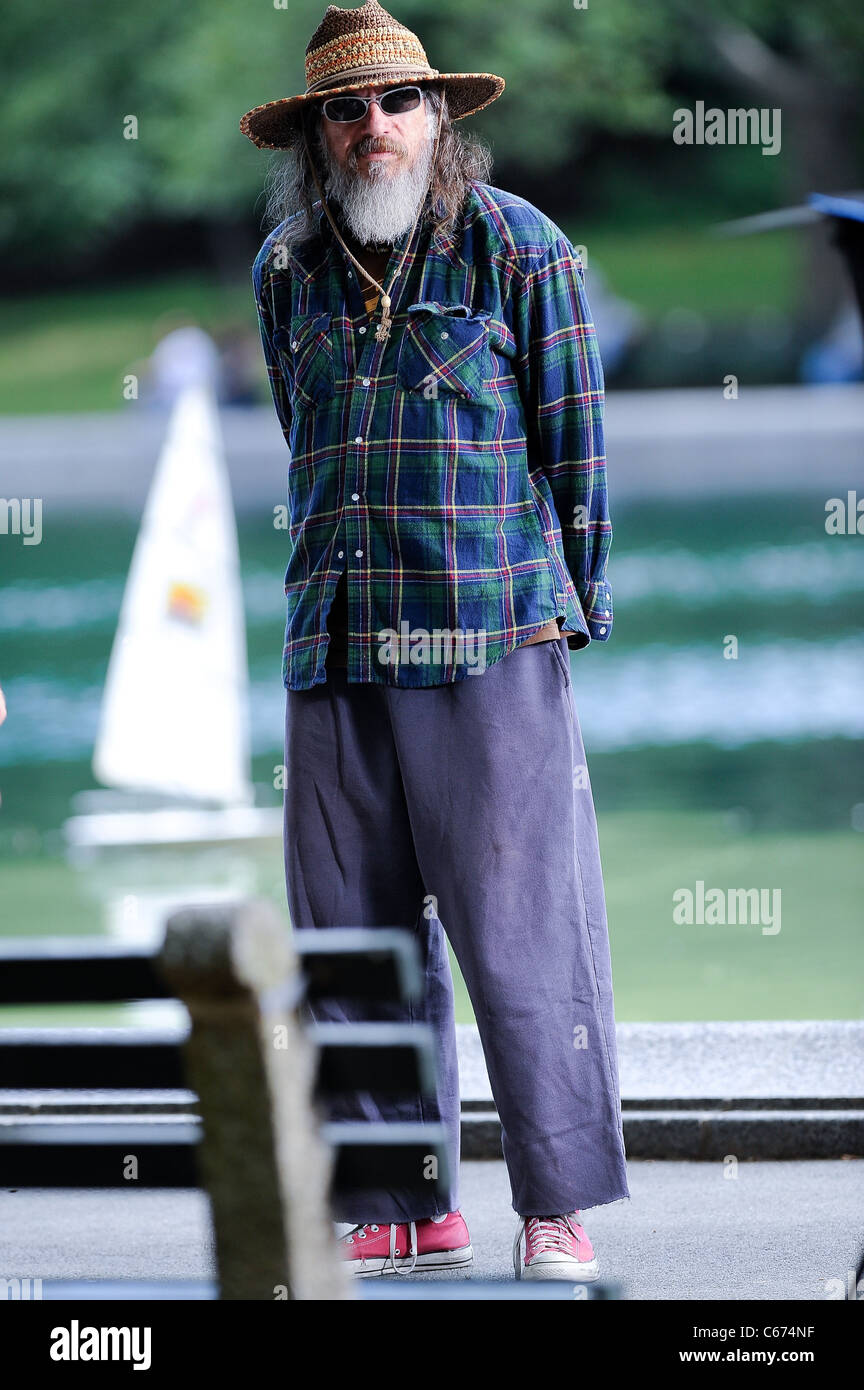 Larry Charles, leitet eine Szene am Filmset "Curb Your Enthusiasm" im Stadtpark unterwegs für Promi-Schnappschüsse - Freitag, New York, NY 27. August 2010. Foto von: Ray Tamarra/Everett Collection Stockfoto