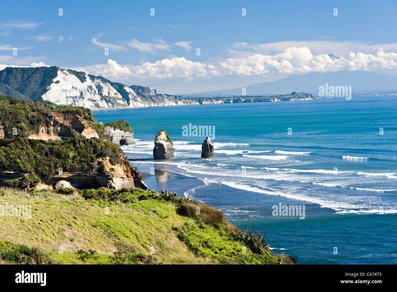 Die schönen weißen Klippen und drei Schwestern Stacks Tasman Sea North Taranaki Bight Tongaporutu Nordinsel Neuseeland NZ Stockfoto