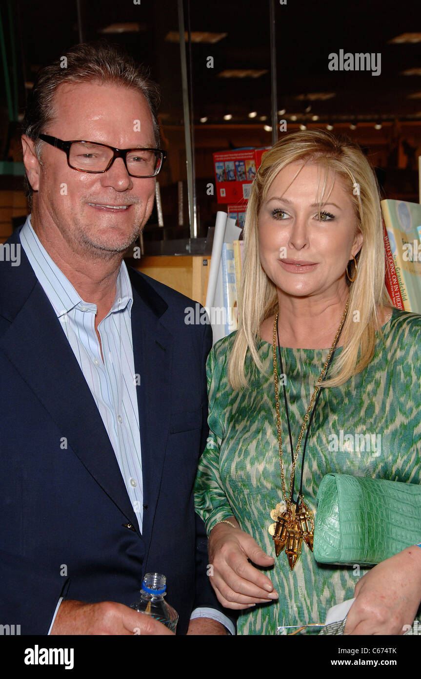 Rick Hilton, Kathy Hilton bei Instore-Auftritt für LaToya Jackson STARTING OVER Signierstunde, Barnes &amp; Noble-Buchladen im The Grove, Los Angeles, CA 28. Juni 2011. Foto von: Michael Germana/Everett Collection Stockfoto