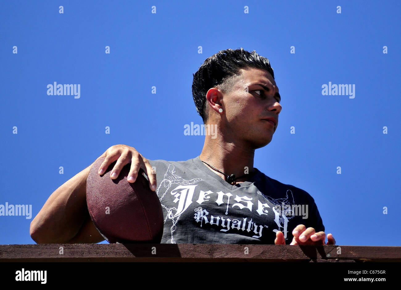 Paul DelVecchio, DJ Pauly D, auf der Promenade unterwegs für JERSEY SHORE Staffel zwei Promi-Schnappschüsse - Fr, Seaside Heights, NJ 27. August 2010. Foto von: William D. Bird/Everett Collection Stockfoto