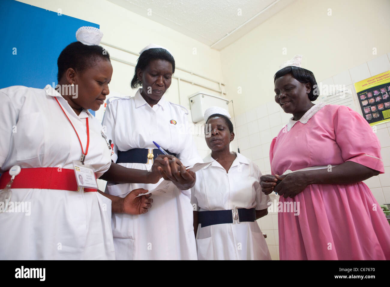 Krankenschwestern kommen zusammen in Mbale Regional Referral Hospital in Mbale, Osten Ugandas. Stockfoto