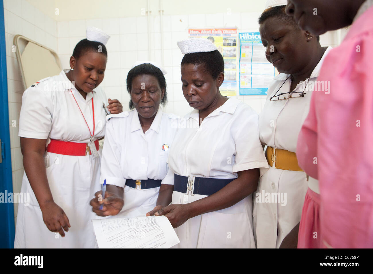 Krankenschwestern kommen zusammen in Mbale Regional Referral Hospital in Mbale, Osten Ugandas. Stockfoto