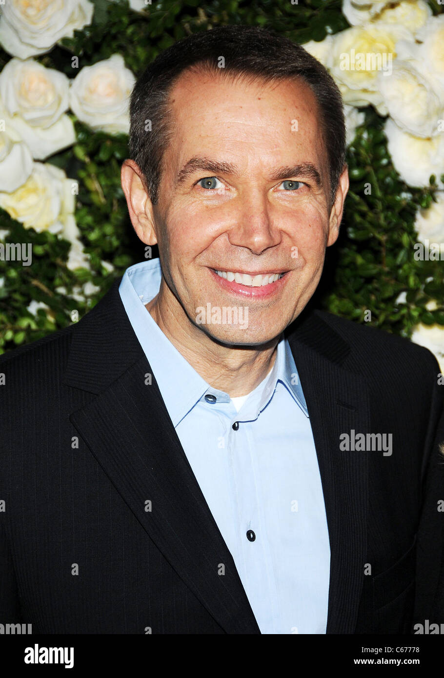 Jeff Koons im Ankunftsbereich für CHANEL 6. Tribeca Film Festival Künstler Jahresessen, Odeon, New York, NY 25. April 2011. Foto von: Desiree Navarro/Everett Collection Stockfoto