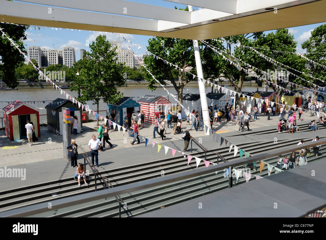 Strand Hütten entlang der Themse, Teil des Festival of Britain 60. Jahrestag feiern, Southbank, London, England Stockfoto