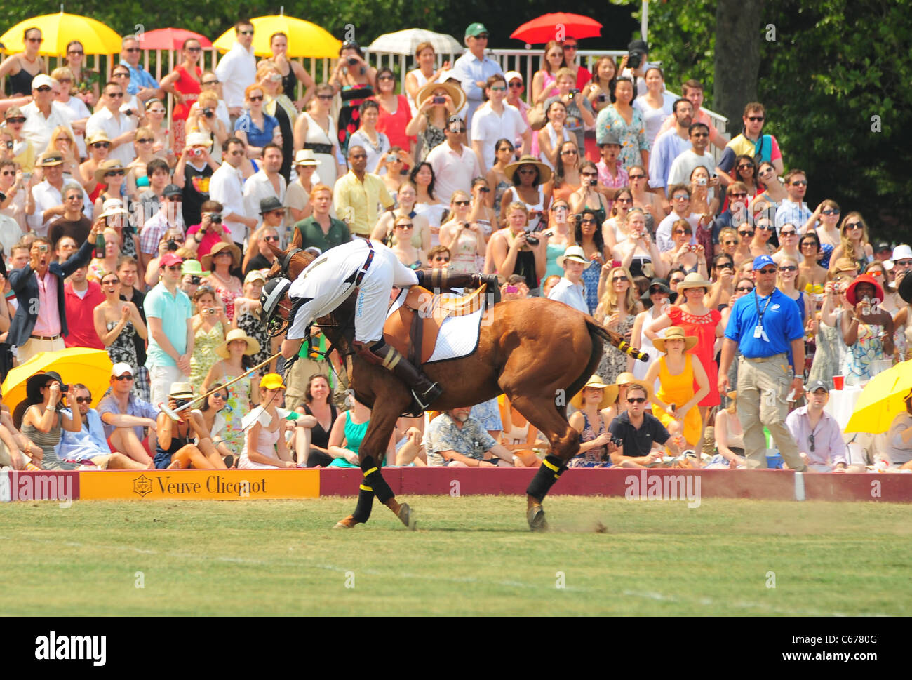 H.R.H Prinz Harry wird von seinem Pferd bei einem öffentlichen Auftritt für 2010 Veuve Clicquot Polo Classic, Governors Island, New York, NY 27. Juni 2010 ausgelöst. Foto von: Gregorio T. Binuya/Everett Collection Stockfoto