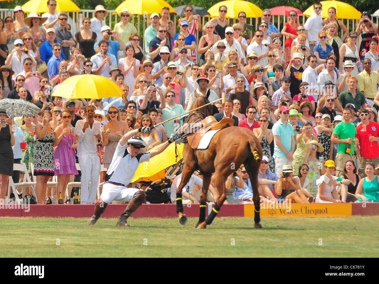 H.R.H Prinz Harry wird von seinem Pferd bei einem öffentlichen Auftritt für 2010 Veuve Clicquot Polo Classic, Governors Island, New York, NY 27. Juni 2010 ausgelöst. Foto von: Gregorio T. Binuya/Everett Collection Stockfoto