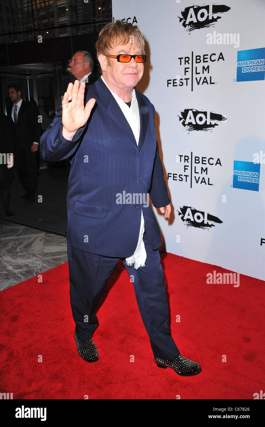 Sir Elton John im Ankunftsbereich für 2011 Tribeca Film Festival Opening Night-Premiere von THE UNION, Wintergarten an der World Financial Plaza, New York, NY, 20. April 2011. Foto von: Gregorio T. Binuya/Everett Collection Stockfoto