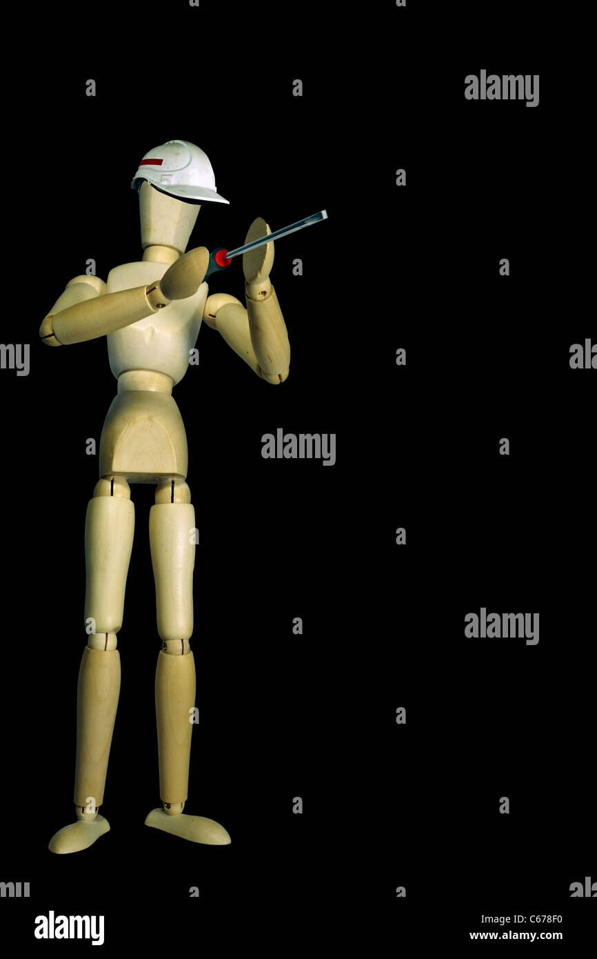 Schaufensterpuppe als Bauarbeiter Schutzhelm trägt und hält Werkzeuge isoliert auf schwarz Stockfoto