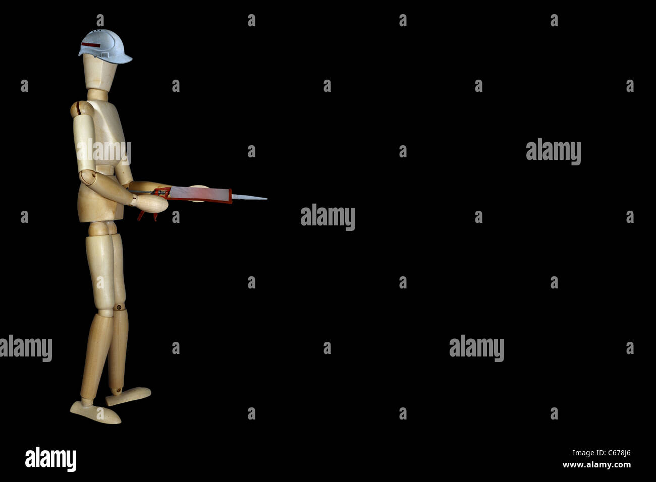 Schaufensterpuppe als Bauarbeiter Schutzhelm trägt und hält Werkzeuge isoliert auf schwarz Stockfoto