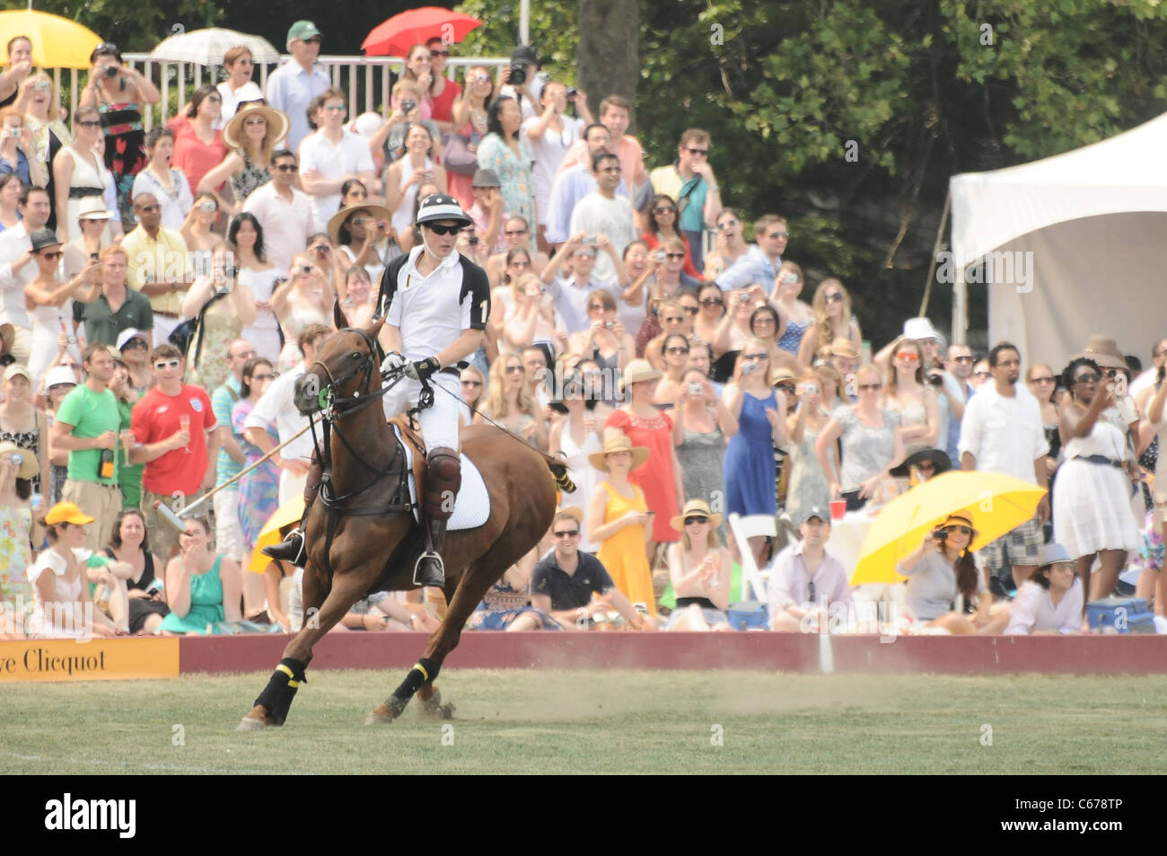 Prinz Harry bei einem öffentlichen Auftritt für 2010 Veuve Clicquot Polo Classic, Governors Island, New York, NY 27. Juni 2010. Foto von: Rob Rich/Everett Collection Stockfoto