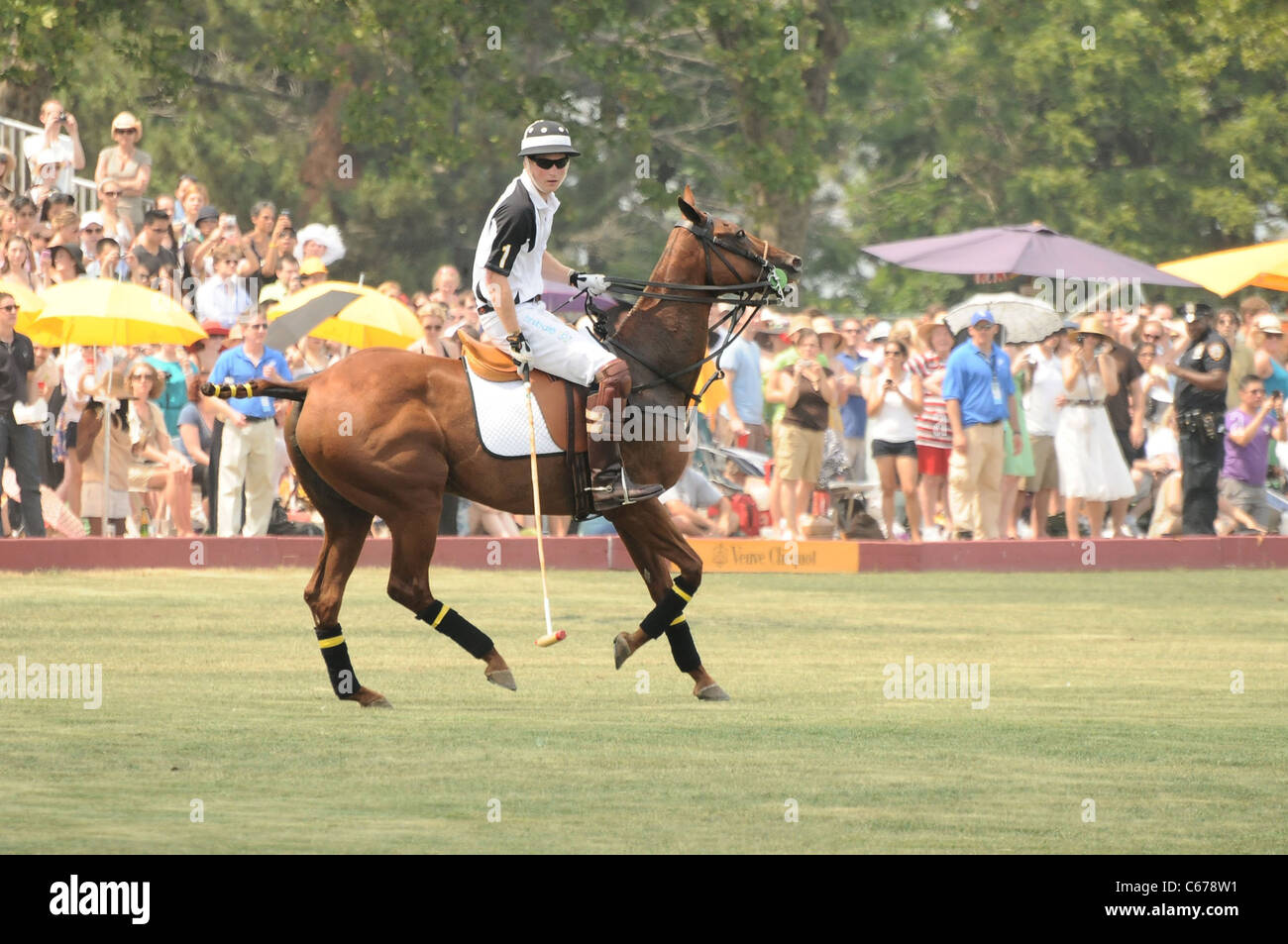 Prinz Harry bei einem öffentlichen Auftritt für 2010 Veuve Clicquot Polo Classic, Governors Island, New York, NY 27. Juni 2010. Foto von: Rob Rich/Everett Collection Stockfoto