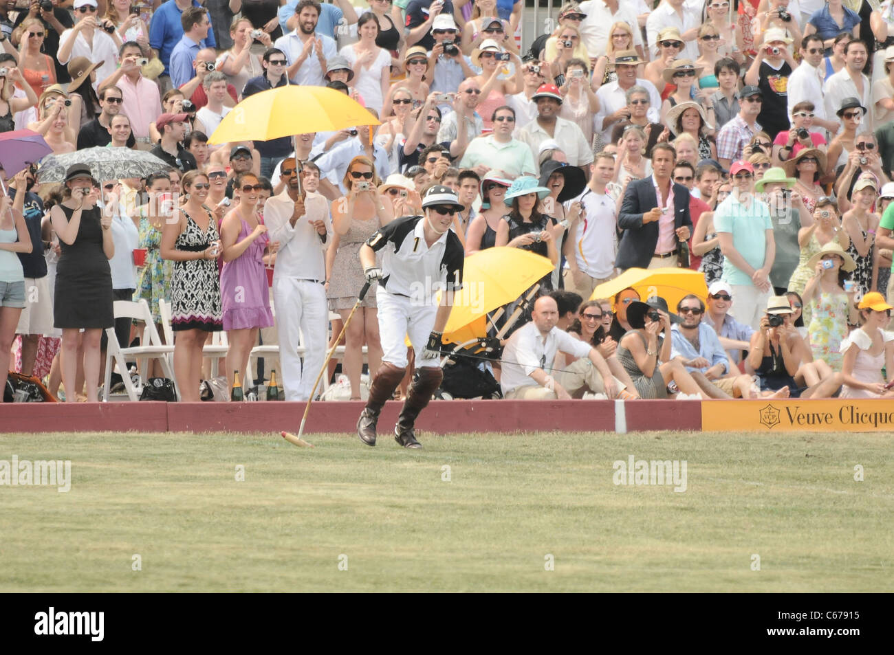 Prinz Harry bei einem öffentlichen Auftritt für 2010 Veuve Clicquot Polo Classic, Governors Island, New York, NY 27. Juni 2010. Foto von: Rob Rich/Everett Collection Stockfoto