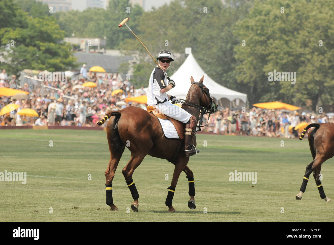 Prinz Harry bei einem öffentlichen Auftritt für 2010 Veuve Clicquot Polo Classic, Governors Island, New York, NY 27. Juni 2010. Foto von: Rob Rich/Everett Collection Stockfoto