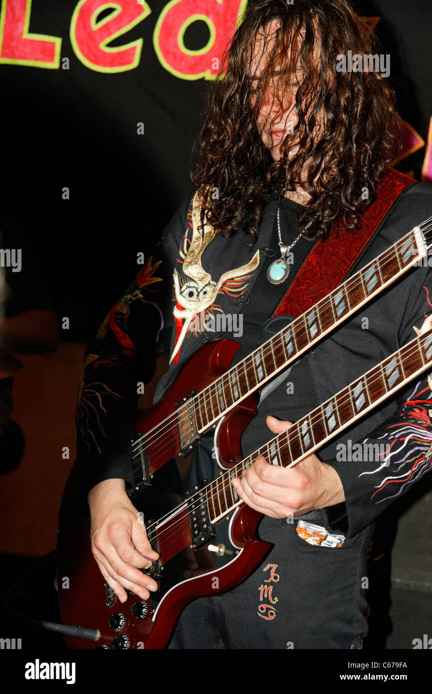 Die Band: Led Zep auch (Hommage an Led Zeppelin), doppelte Hals-Gitarre, Konzert in Mayenne (Frankreich). Stockfoto