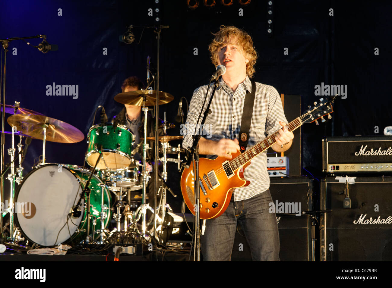 Die Band Nada Surf, Matthew Caws, rock Festival: Les Foins De La Rue, St Denis de Gastines (Mayenne, Frankreich). Stockfoto