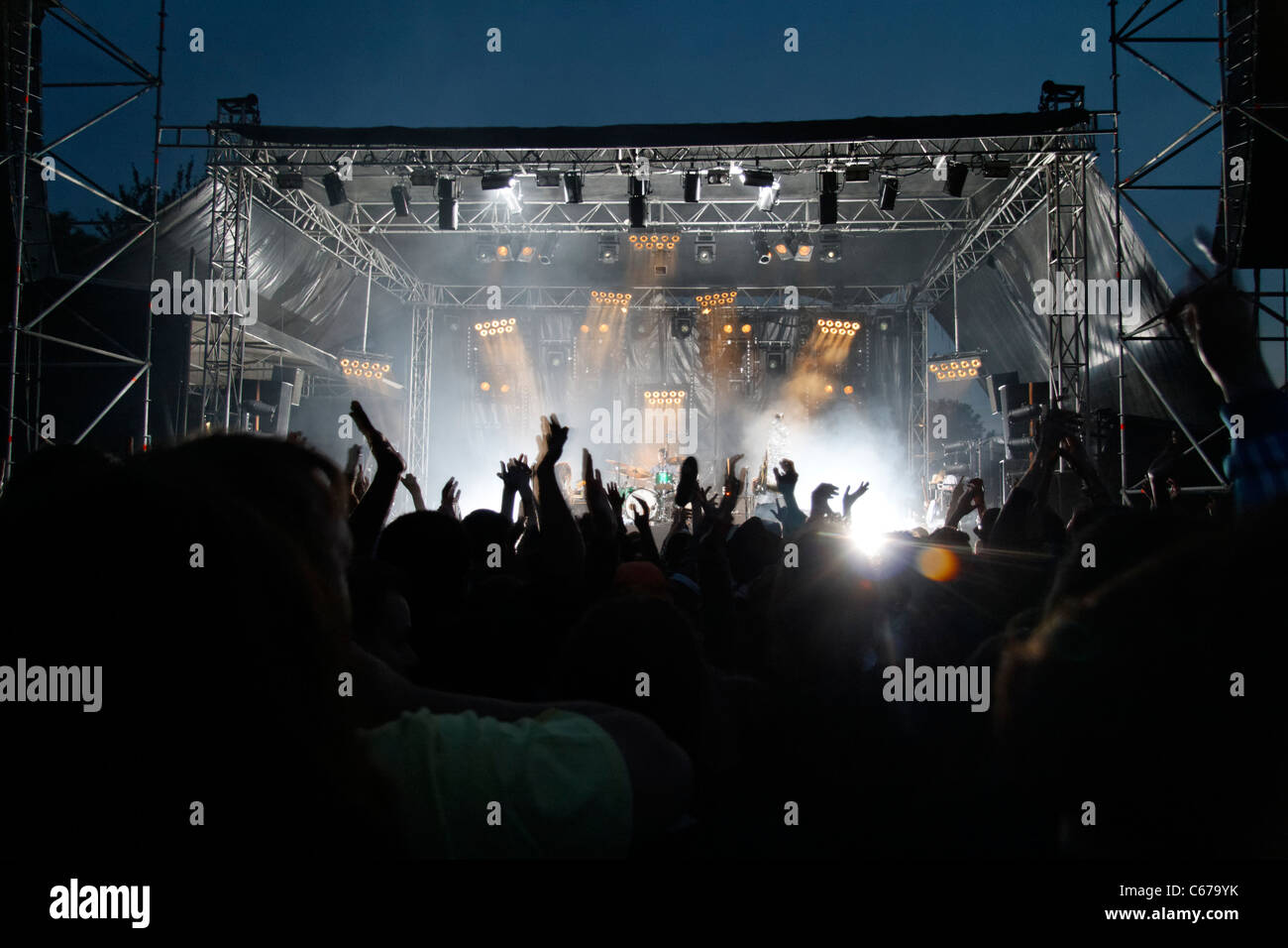 Außen-Rock Festival, jubelt der öffentlichen Beleuchtung der Szene, "Les Foins De La Rue", St Denis de Gastines (Mayenne, FR). Stockfoto