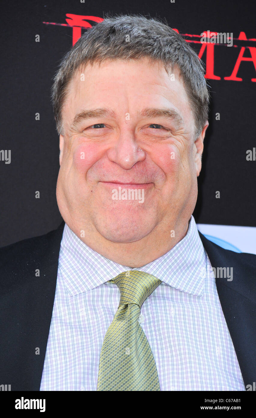 John Goodman im Ankunftsbereich für Schäden Staffel 4 Premiere, The Paris Theatre, New York, NY 29. Juni 2011. Foto von: Gregorio T. Binuya/Everett Collection Stockfoto