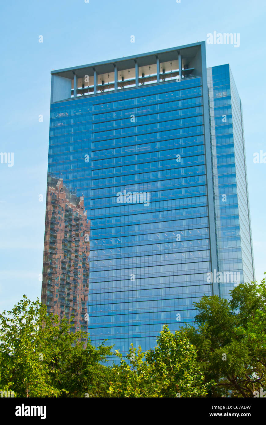 Hess Tower, ein Hochhaus in der Innenstadt mit energiesparenden Windturbinen auf dem Dach in Houston, Texas, USAhigh. Stockfoto