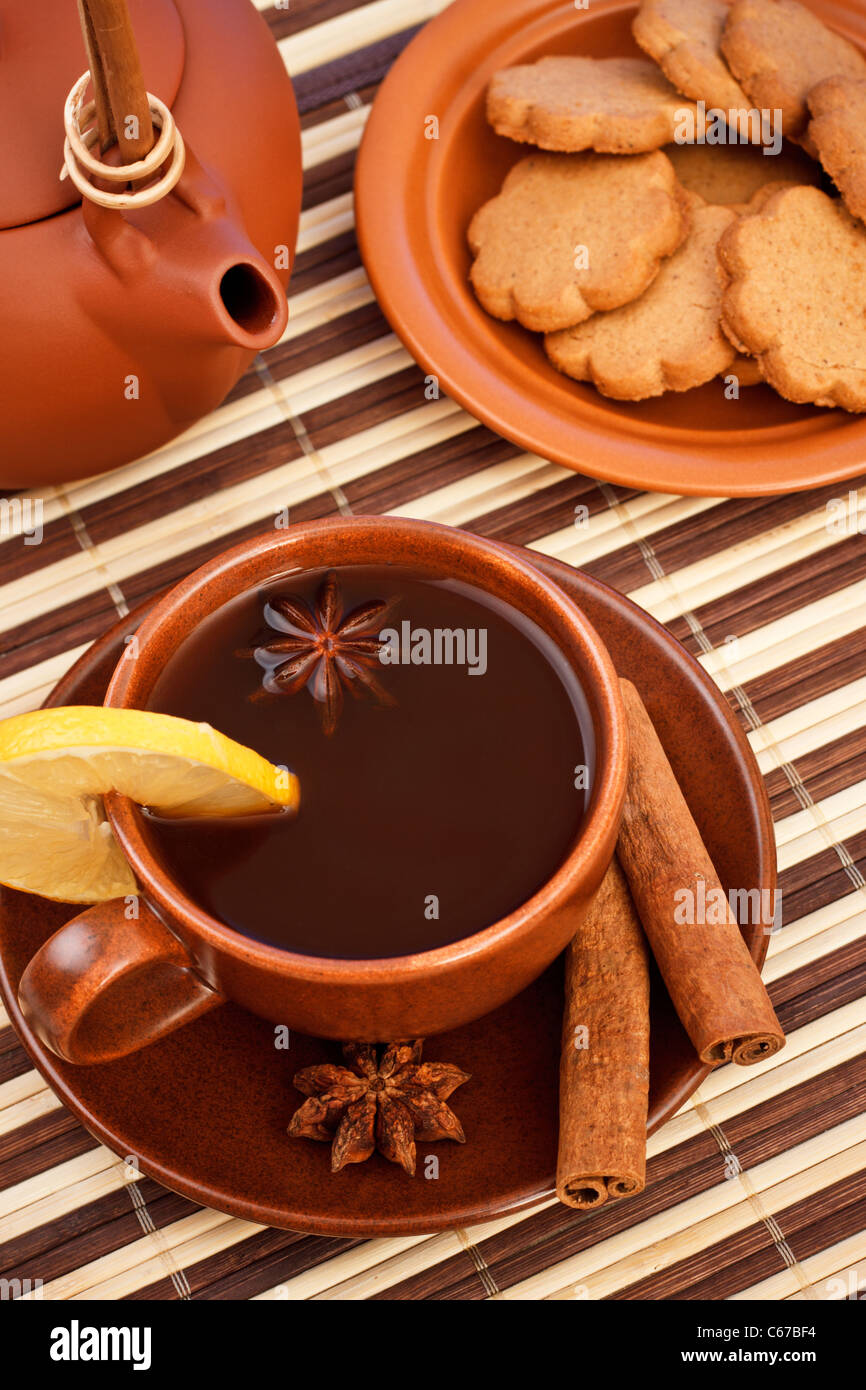 Winter-Tee mit Zimt und Sternanis auf Bambus Serviette Stockfoto