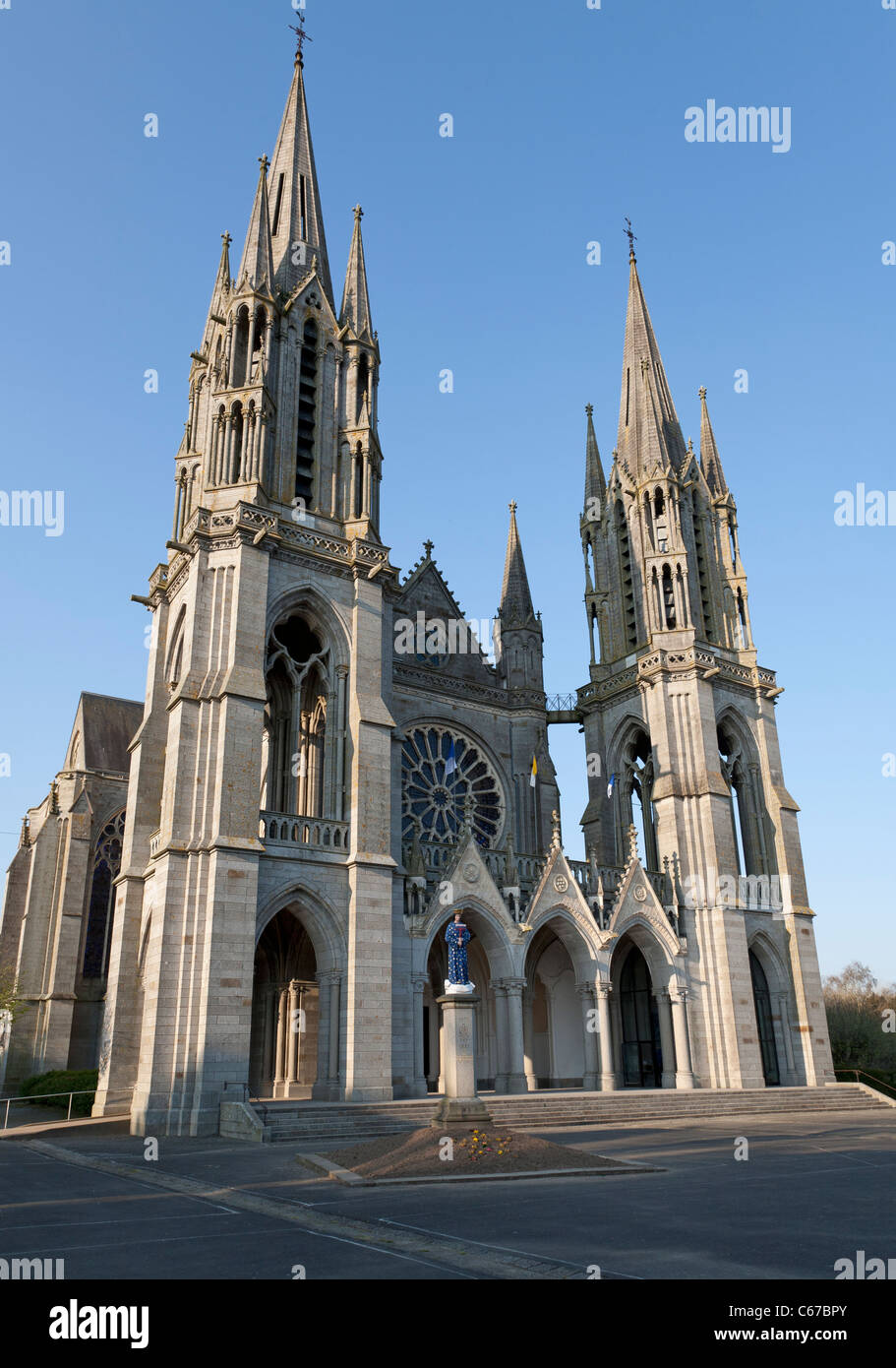 Dramatischen Blick auf die Basilika in Pontmain, Mayenne, Frankreich Stockfoto
