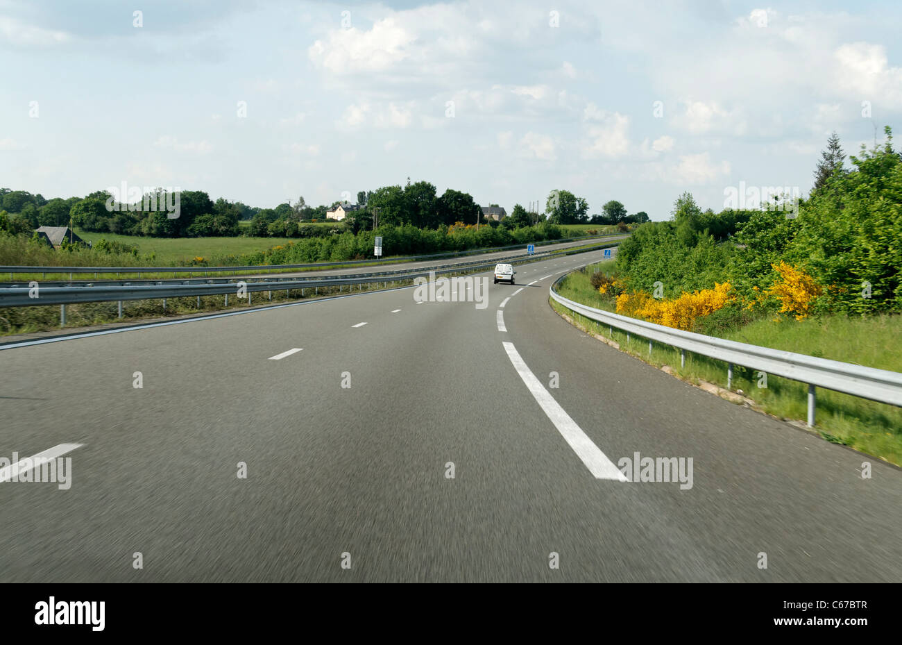 4-spurige Straße (Mayenne, Pays de la Loire, Frankreich). Stockfoto