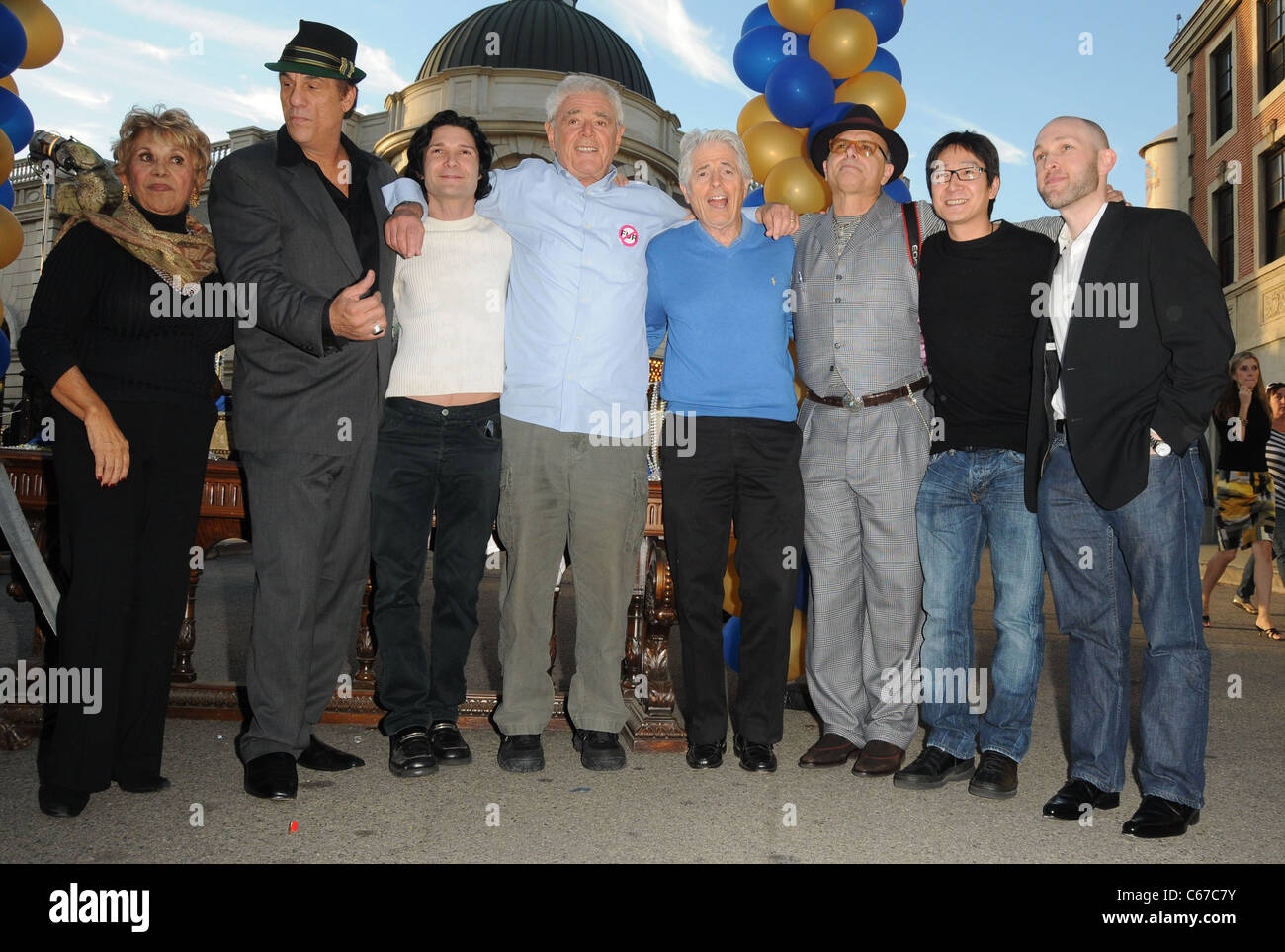 Cast und Crew von The Goonies im Ankunftsbereich für The Goonies 25. Jahrestag große Schatzsuche, Steven J. Ross Theater am Warner Stockfoto