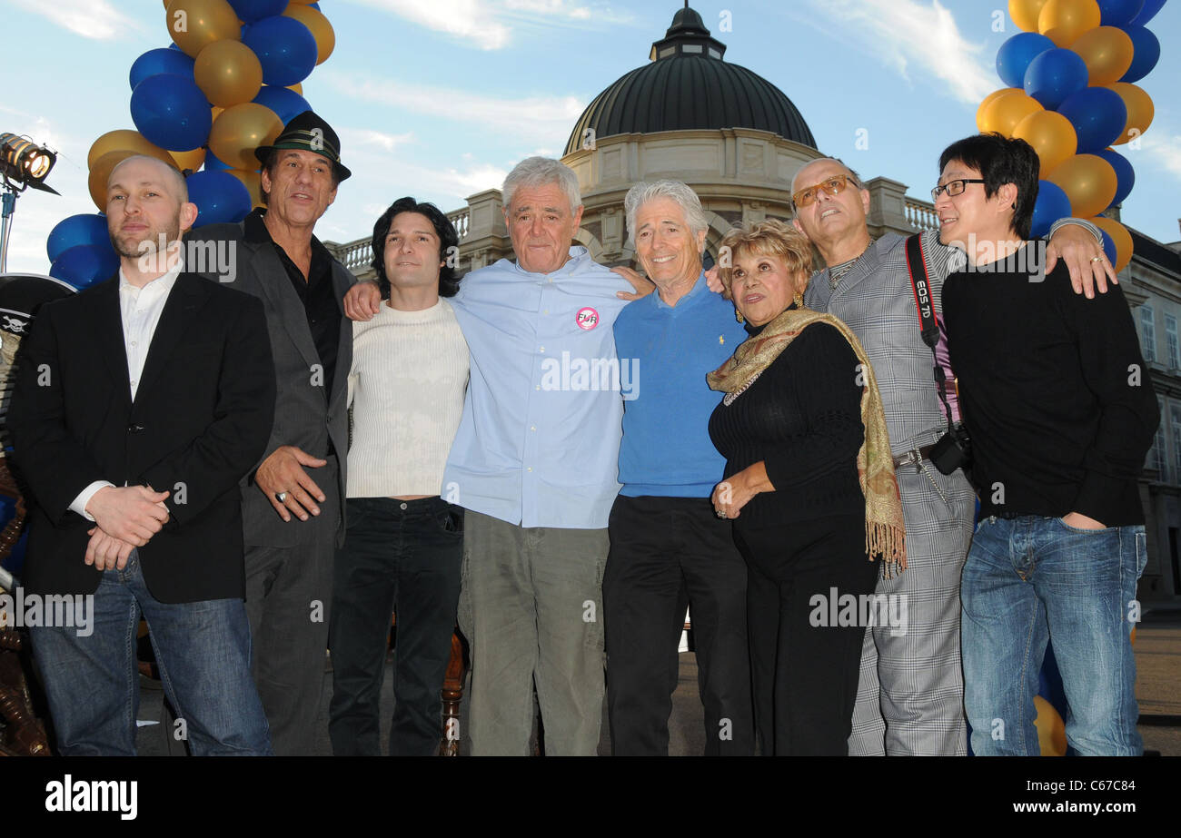 Cast und Crew von The Goonies im Ankunftsbereich für The Goonies 25. Jahrestag große Schatzsuche, Steven J. Ross Theater am Warner Stockfoto