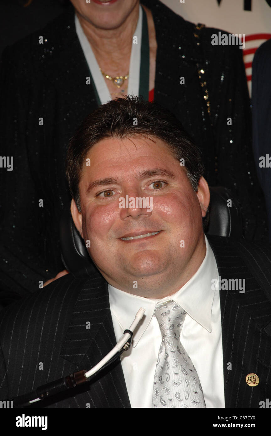 Marc Buoniconti im Ankunftsbereich für 25. große Sport Legenden Jahresessen, Hotel Waldorf-Astoria, New York, NY 27. September 2010. Foto von: William D. Bird/Everett Collection Stockfoto