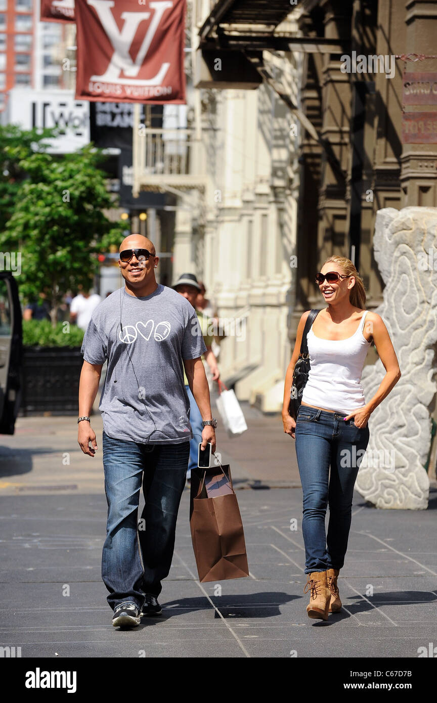 Hines Ward, Kym Johnson, den Louis Vuitton Store weglassen und über für Promi-Schnappschüsse - Mi, New York, NY 25. Mai 2011. Stockfoto