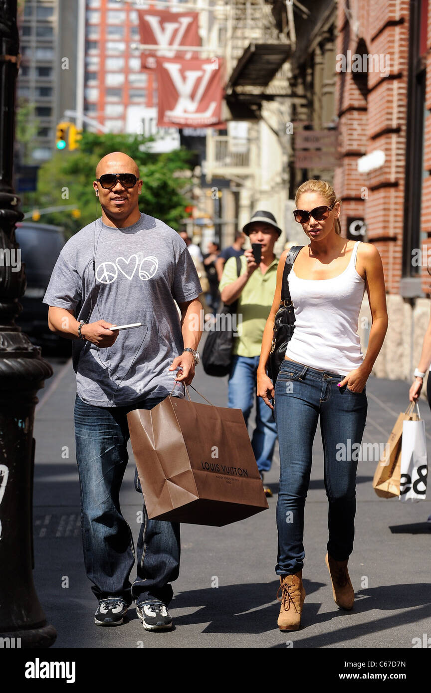 Hines Ward, Kym Johnson, den Louis Vuitton Store weglassen und über für Promi-Schnappschüsse - Mi, New York, NY 25. Mai 2011. Stockfoto