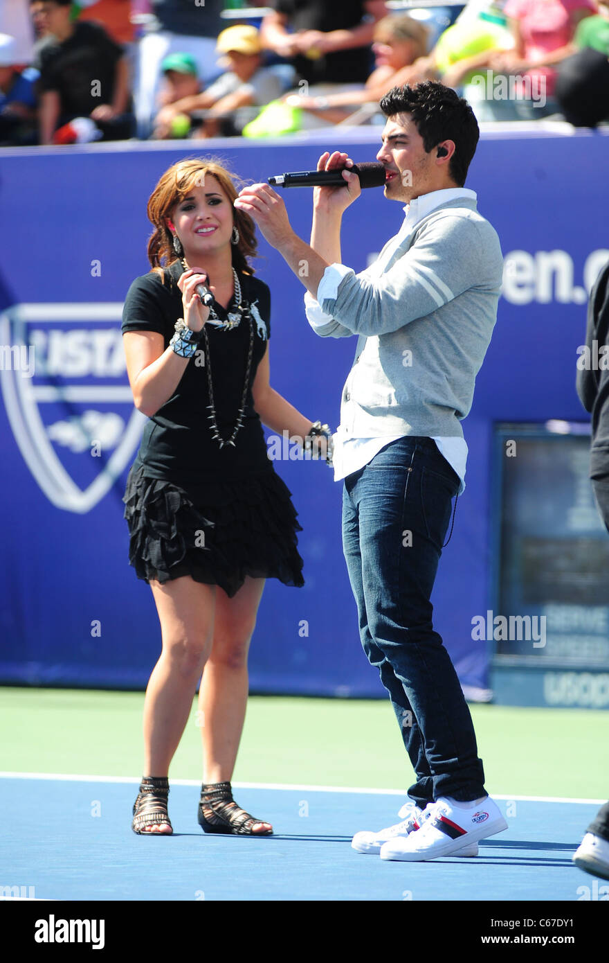 Demi Lovato, Joe Jonas bei einem öffentlichen Auftritt für 2010 Arthur Ashe Kids Day, USTA Billie Jean King National Tennis Center, Flushing, NY 28. August 2010. Foto von: Gregorio T. Binuya/Everett Collection Stockfoto