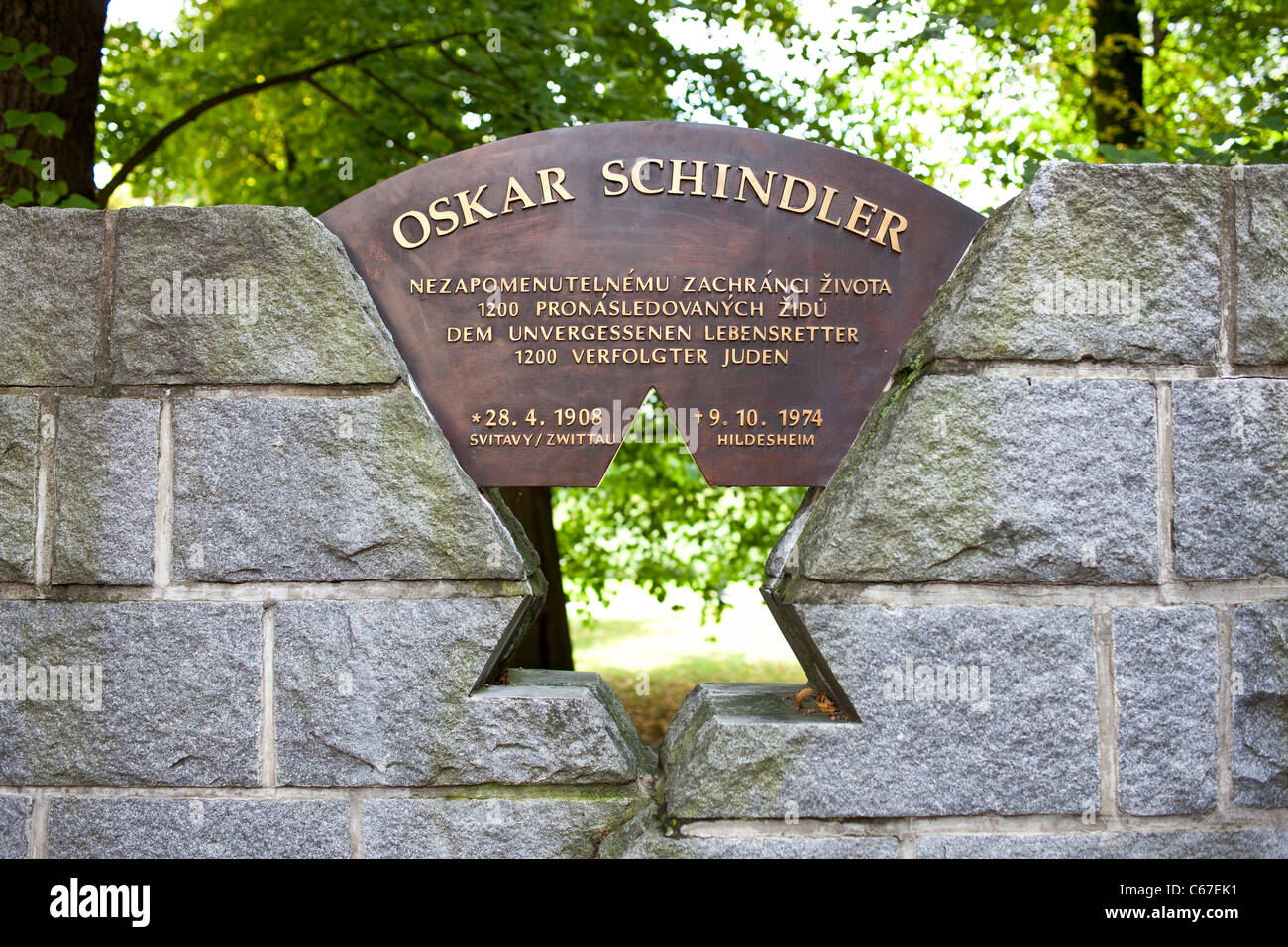 Detail des Denkmals an Oskar Schindler über die Straße-gegenüber von seinem Geburtshaus in seiner Heimatstadt. Stockfoto