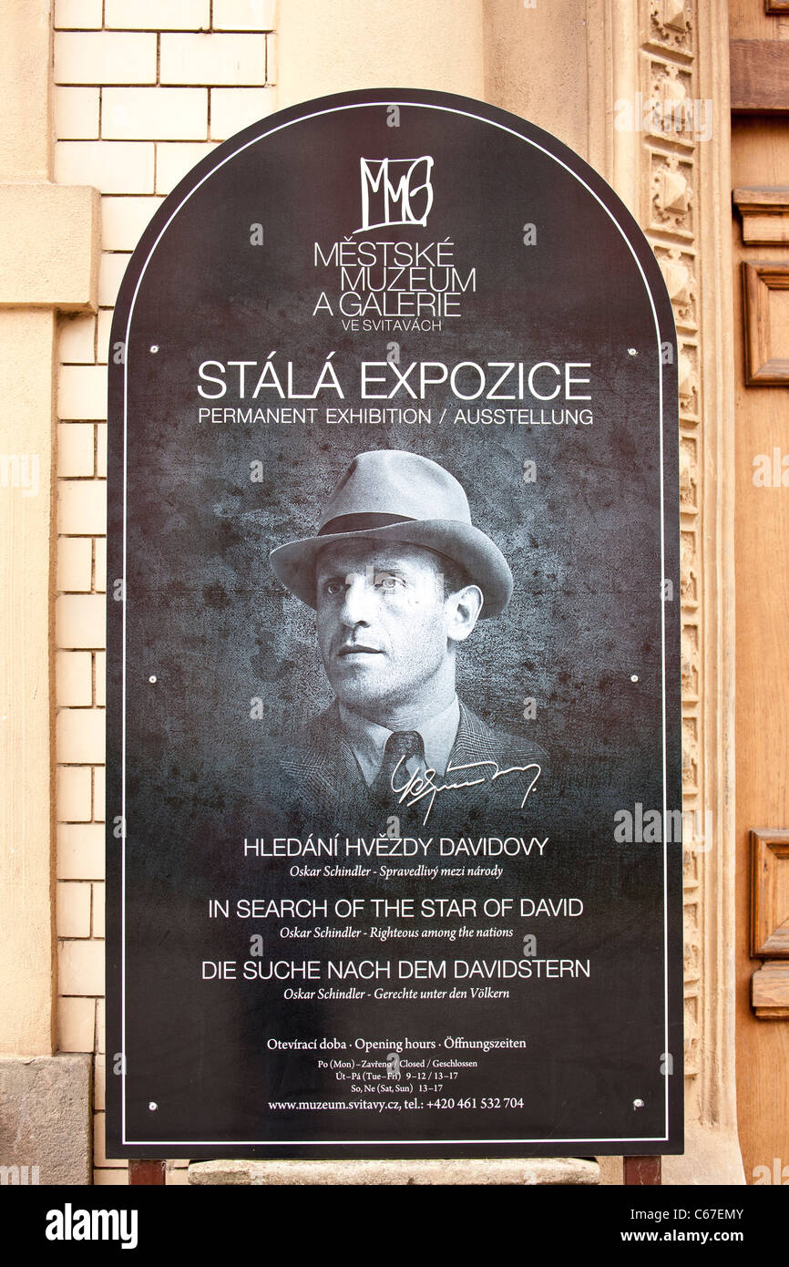 Panel über die Dauerausstellung Oskar Schindler vor dem Eingang zum Medvědí Museum in seiner Heimatstadt. Stockfoto