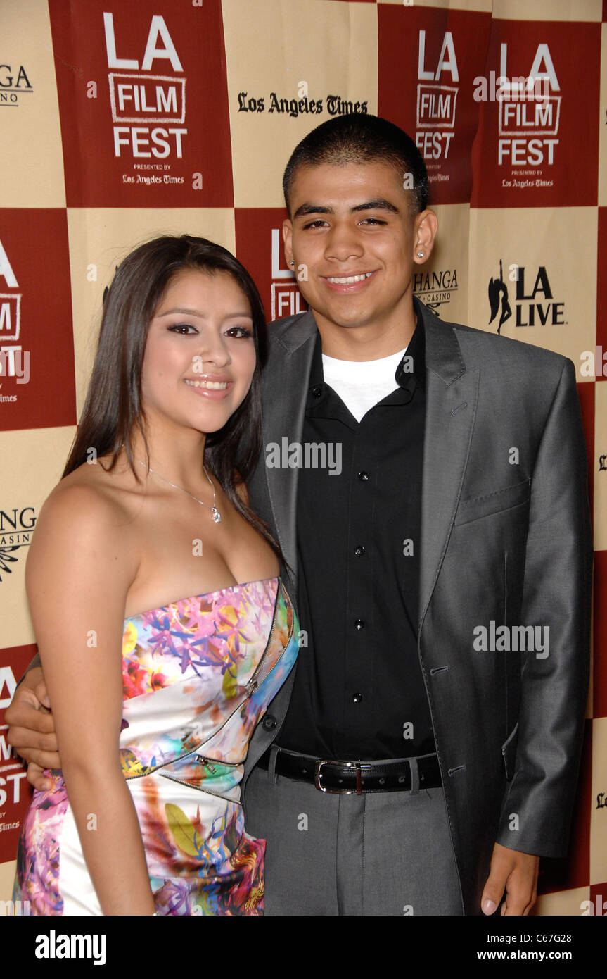 Chelsea Rendon, Alex Rodriguez im Ankunftsbereich für A BETTER LIFE Gala-Premiere auf der Los Angeles Film Festival (LAFF), Regal Theater in L.A. Live, Los Angeles, CA 21. Juni 2011. Foto von: Michael Germana/Everett Collection Stockfoto