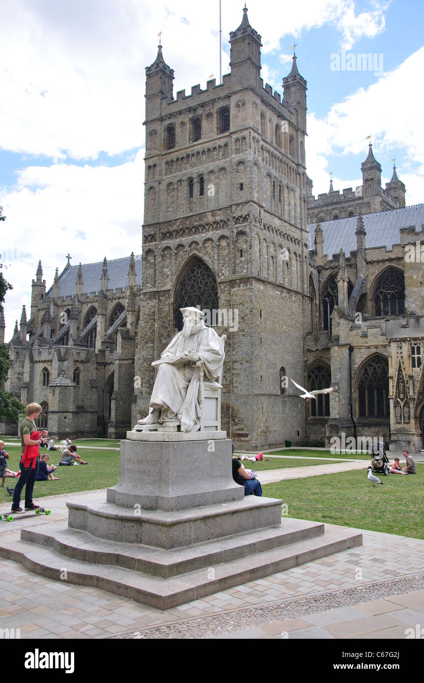Statue der Theologe Richard Hooker vor der Kathedrale von Exeter, Exeter, Devon, England, Vereinigtes Königreich Stockfoto