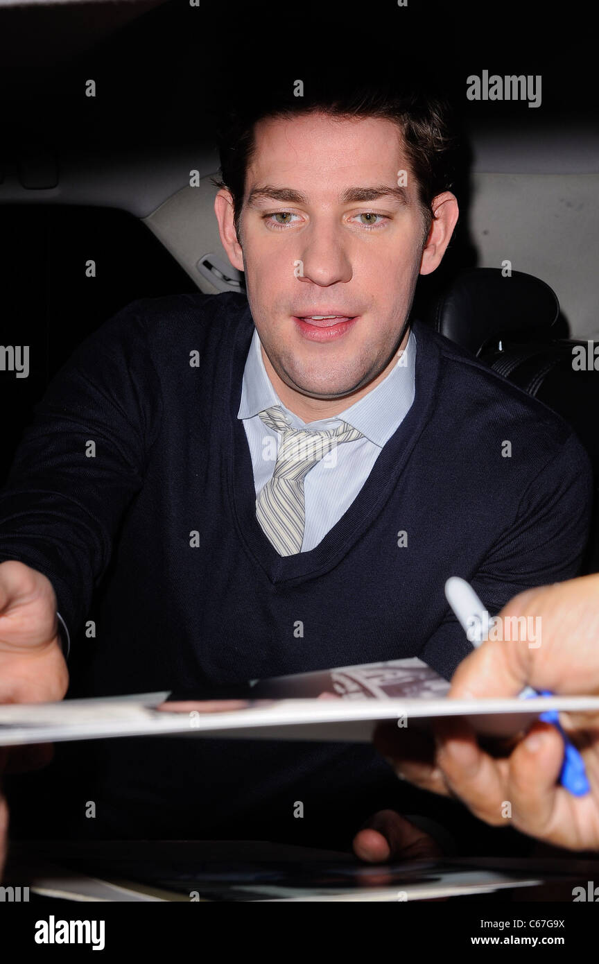 John Krasinski, verlässt das "Leben mit Regis und Kelly" taping bei ABC Lincoln Center Studios unterwegs für Promi-Schnappschüsse - di, New York, NY 26. April 2011. Foto von: Ray Tamarra/Everett Collection Stockfoto