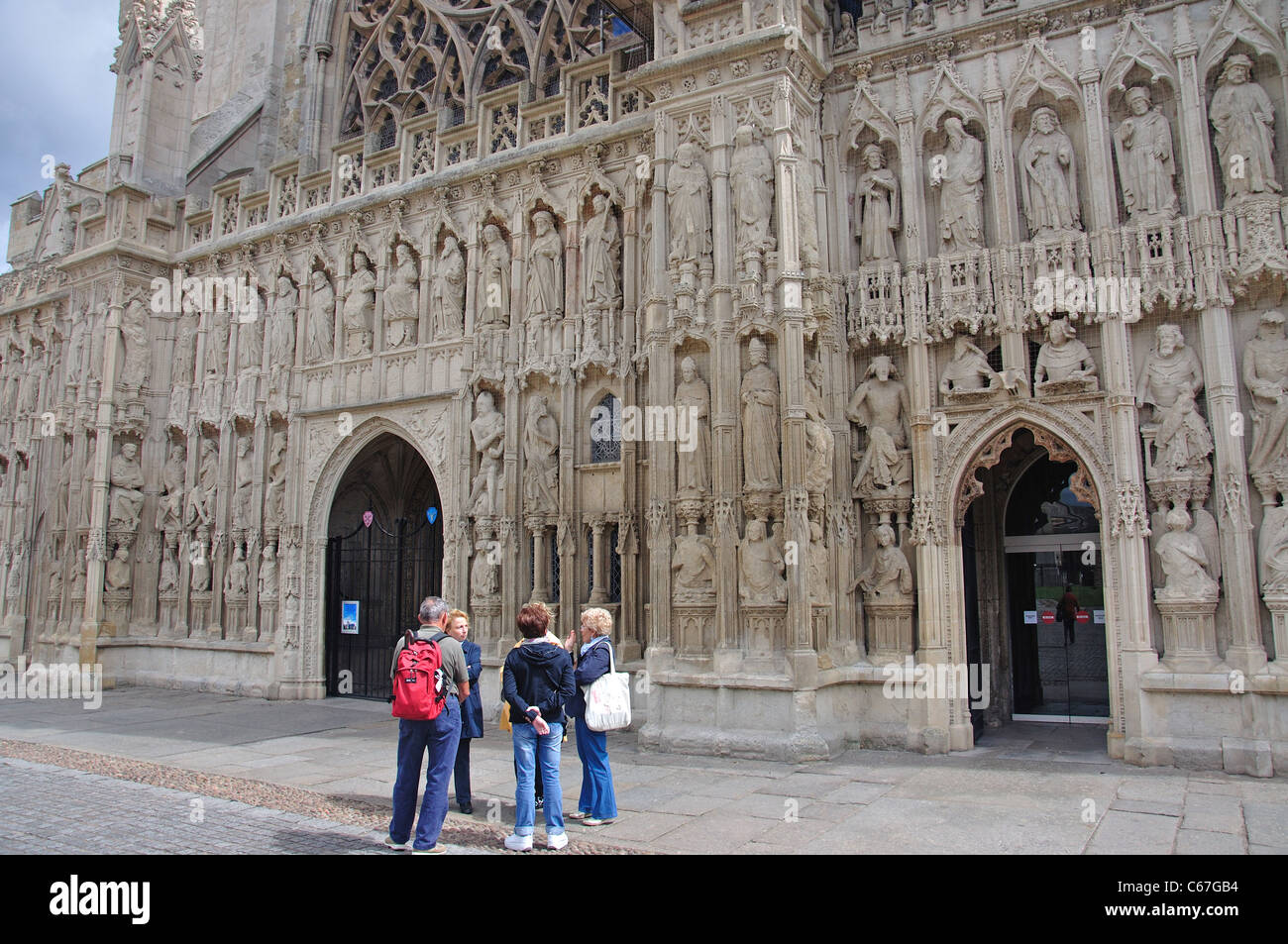 Geschnitzte religiöse Figuren auf Westfront, Kathedrale von Exeter, Exeter, Devon, England, Vereinigtes Königreich Stockfoto