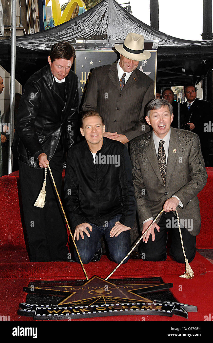 Wayne Gretzky, Bryan Adams, Sam Smith, Leron Gubler bei der Induktion Zeremonie für Stern auf Hollywood Walk von Fame Zeremonie für Bryan Adams, Hollywood Boulevard, Los Angeles, CA 21. März 2011. Foto von: Michael Germana/Everett Collection Stockfoto