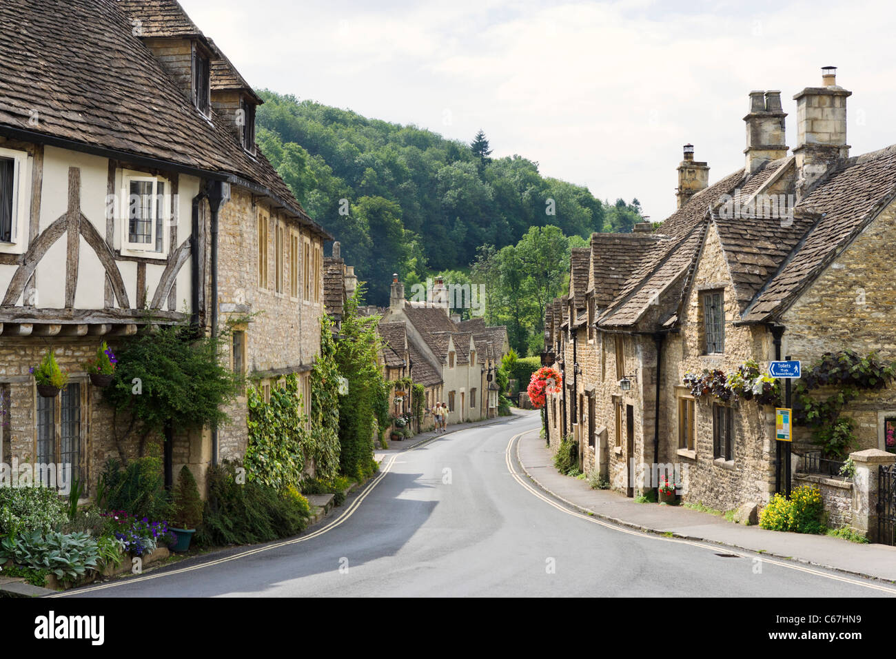 Sehen Sie die Hauptstraße entlang in das malerische Dorf von Castle Combe, Wiltshire, England, UK Stockfoto