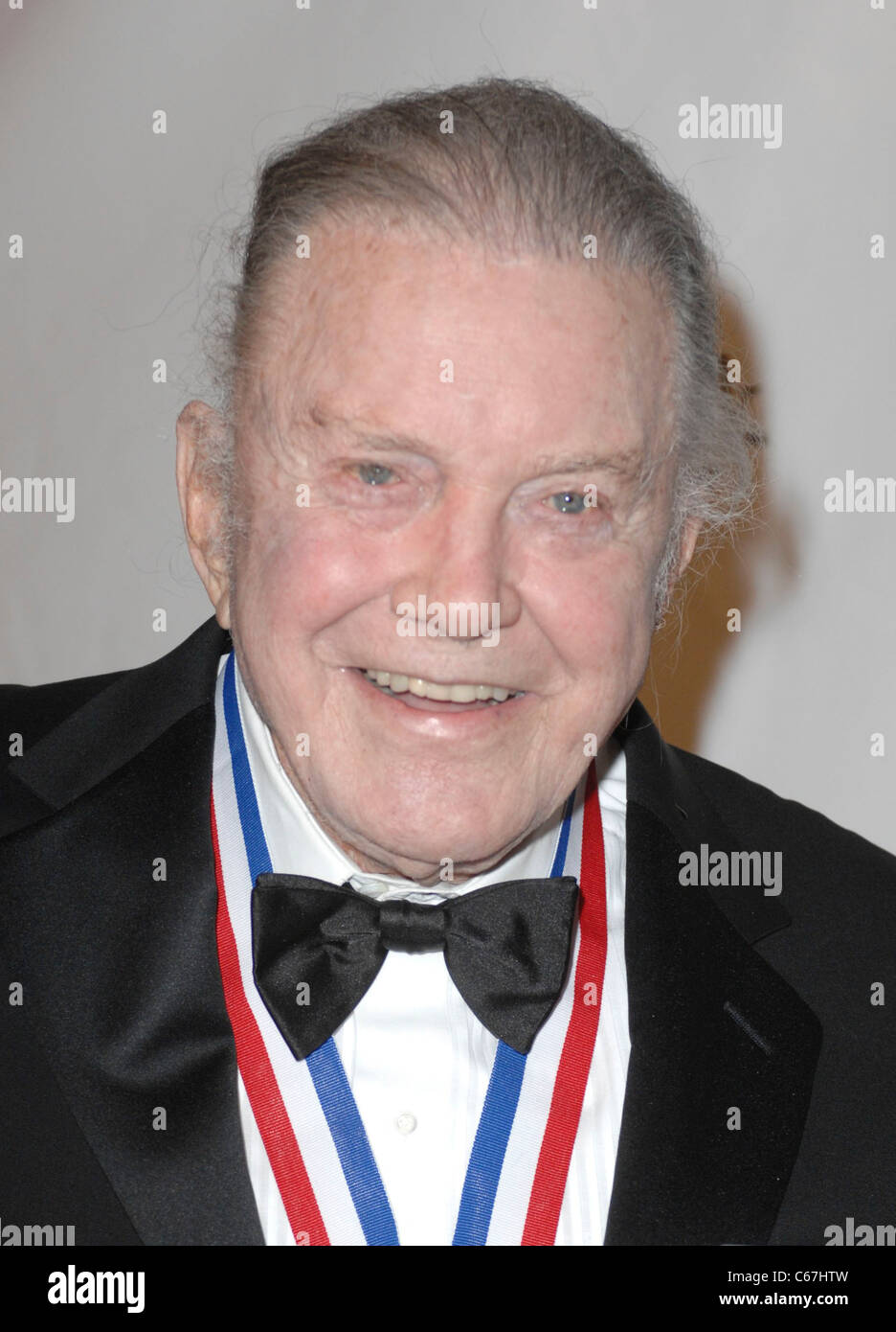 Cliff Robertson im Ankunftsbereich für 8. jährlichen lebenden Legenden der Luftfahrt Awards, Beverly Hilton Hotel, Beverly Hills, CA 21. Januar 2011. Foto von: Elizabeth Goodenough/Everett Collection Stockfoto