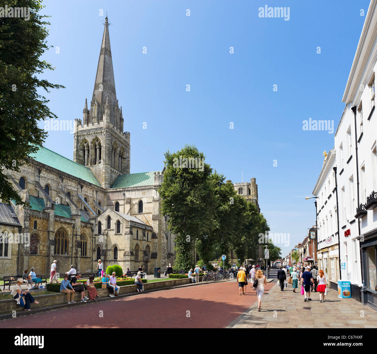 Kathedrale und Geschäfte auf der West Street in der Innenstadt, Chichester, West Sussex, England, UK Stockfoto