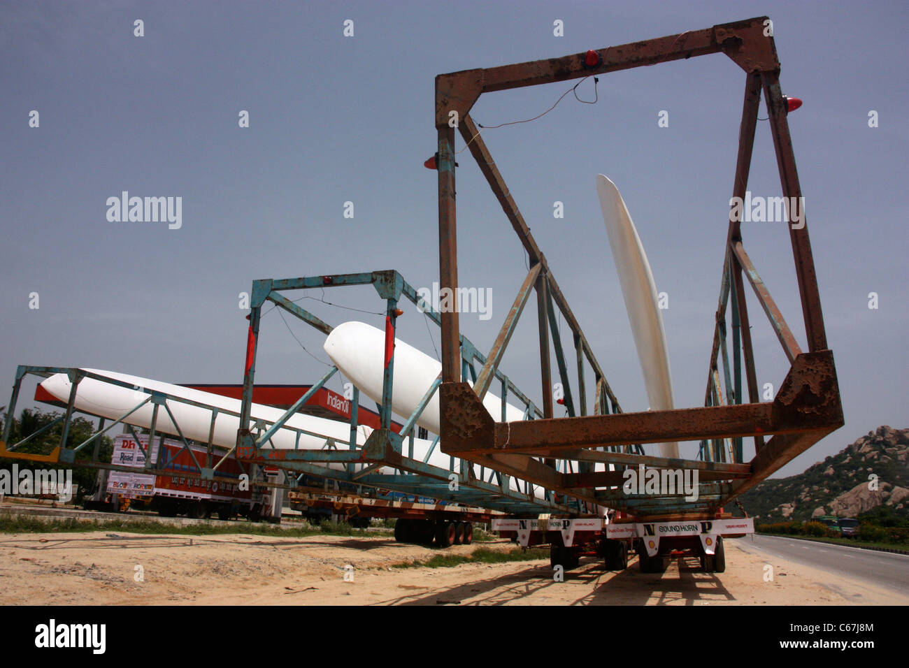 Stark Lkw mit Rotorblättern für Windenergieanlagen in Tamil Nadu, Indien geladen Stockfoto