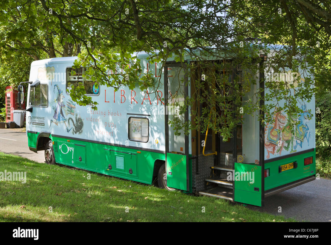 Mobile Bibliothek durch den Dorfanger in Cotswold Dorf große Tew, Oxfordshire, England, Großbritannien Stockfoto