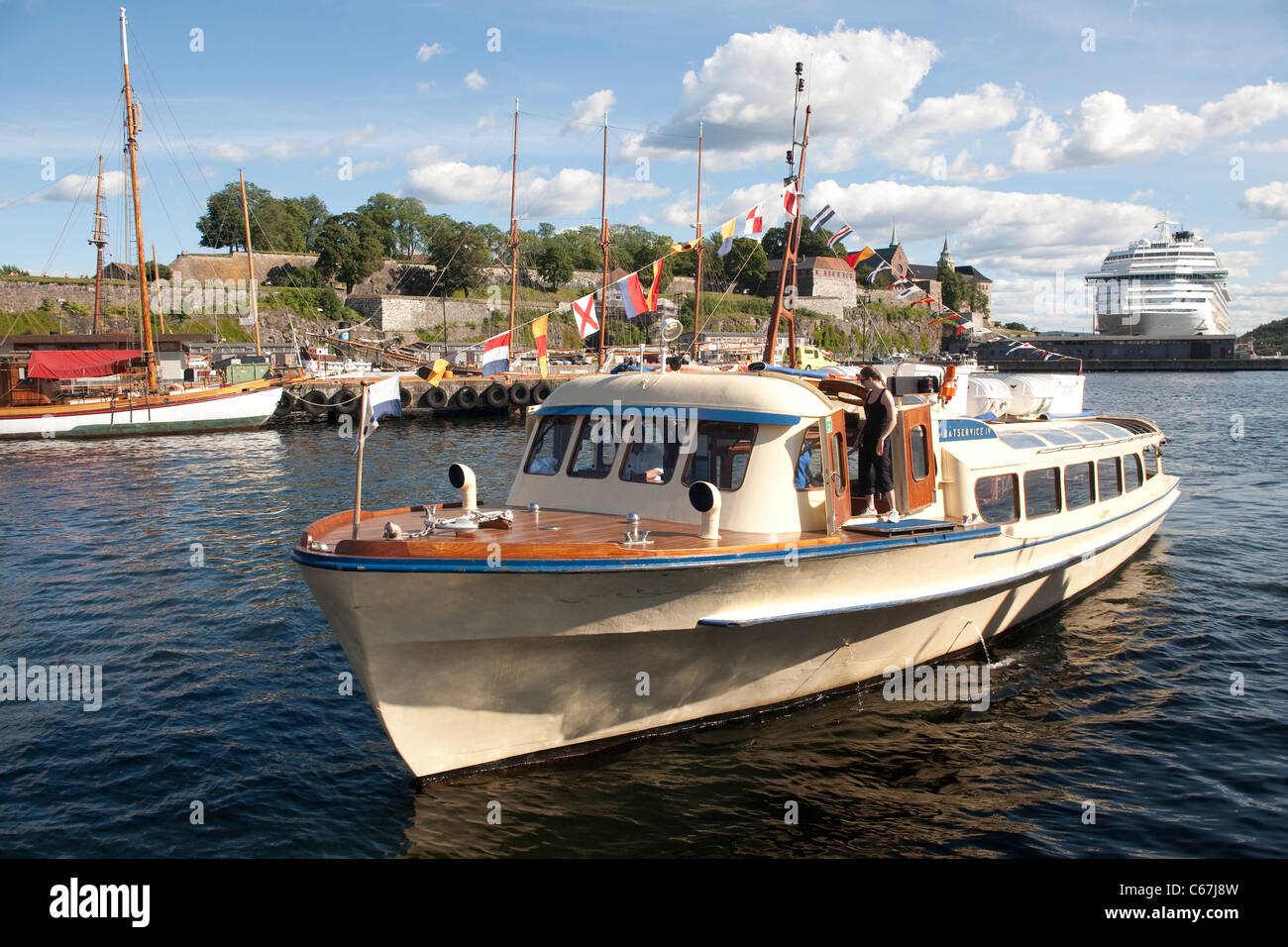 Fähre vor Akerhus Festung Akerhus Schloss mit Blick auf den Hafen von Oslo, Oslo, Norwegen. Foto: Jeff Gilbert Stockfoto