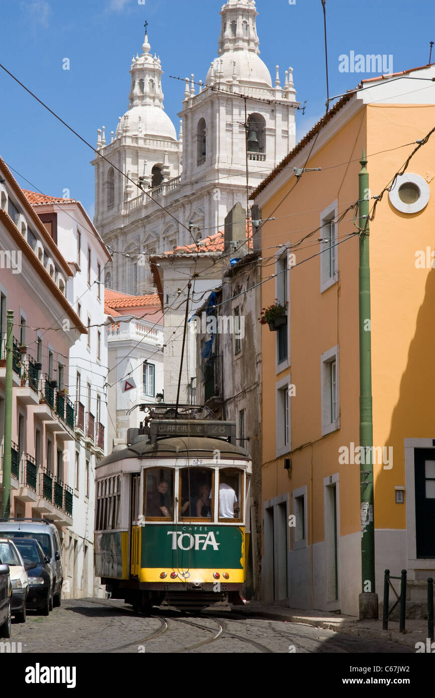 Straßenbahn in engen Gassen unterhalb der Igreja de São Vicente de Fora, Alfama Viertel, zentral-Lissabon, Portugal Stockfoto