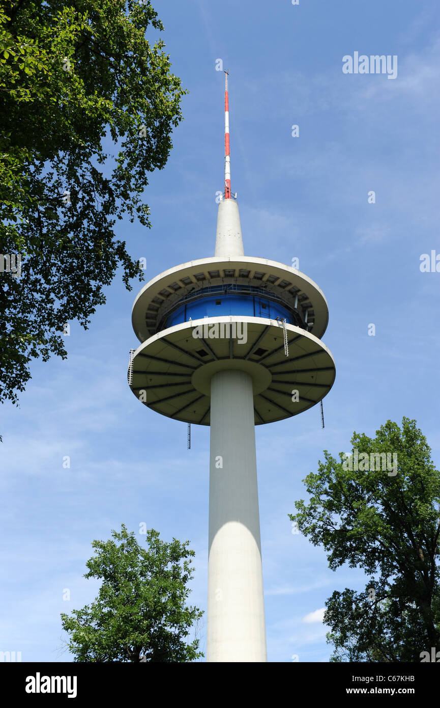 Sendeturm der Deutschen Telekom AG (deutsche Telefongesellschaft) und Antennenmast am Weisser Stein in der Nähe von Heidelberg Stockfoto