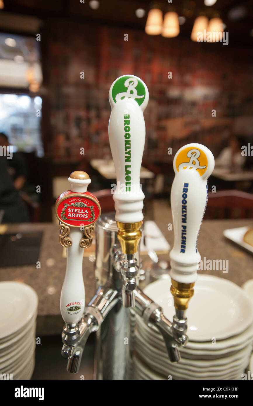 Bier-Armaturen in der berühmten 2nd Avenue Deli-Branche auf der Upper East Side von New York Stockfoto