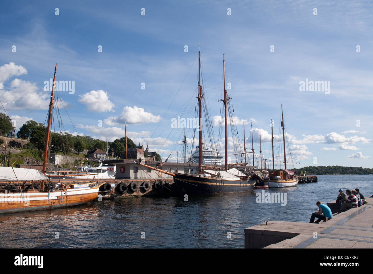 Segelschiffe vor Anker unter Akerhus Burg mit Blick auf den Hafen von Oslo, Oslo, Norwegen. Foto: Jeff Gilbert Stockfoto