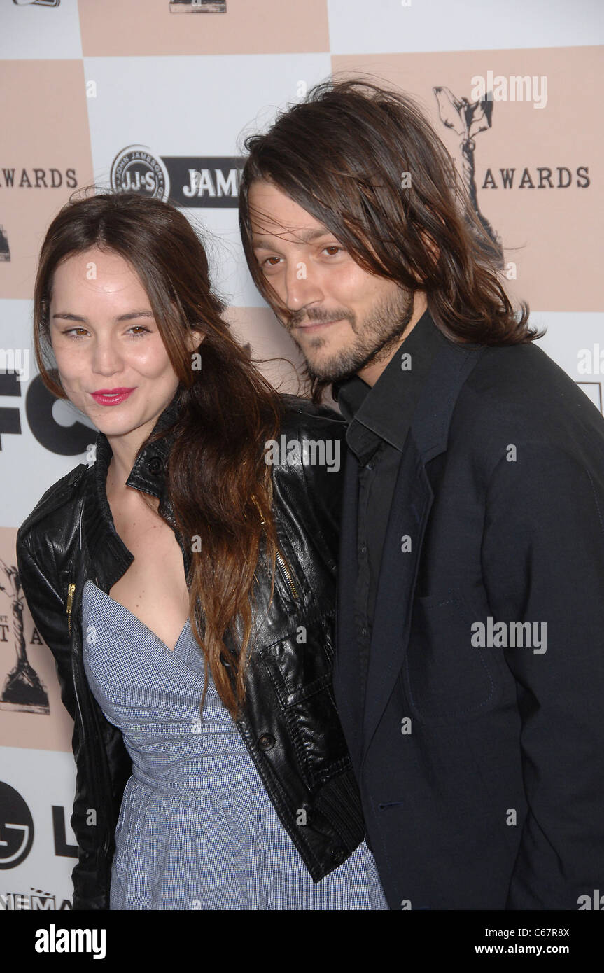 Camila Sodi, Diego Luna im Ankunftsbereich für 2011 Film Independent Spirit Awards - Ankünfte Teil 1, am Strand, Santa Monica, CA 26. Februar 2011. Foto von: Michael Germana/Everett Collection Stockfoto